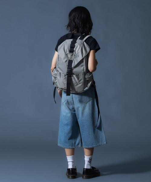 X-girl(エックスガール)の「METALLIC LOGO BACKPACK 【24L/大容量/A4サイズ/PC収納可能】(バックパック/リュック・レディース・ブラック/グレー・ONE SIZE)」の19枚目の写真