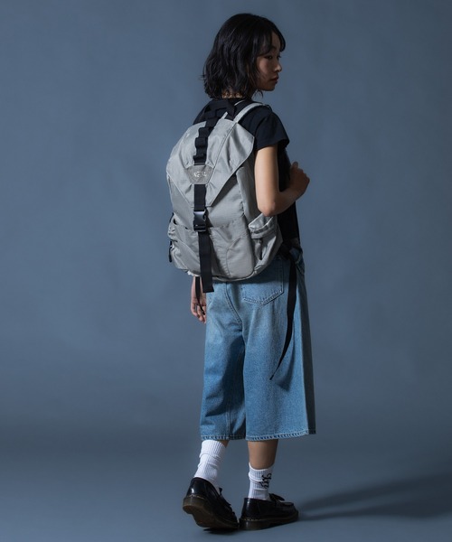 X-girl(エックスガール)の「METALLIC LOGO BACKPACK 【24L/大容量/A4サイズ/PC収納可能】(バックパック/リュック・レディース・ブラック/グレー・ONE SIZE)」の20枚目の写真