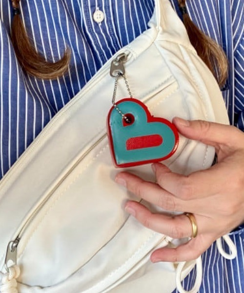 BEAMS HEART(ビームスハート)の「【ユニセックス】B-HEART ロゴ フローティング キーホルダー(キーホルダー・メンズ・ブルー/サックスブルー/レッド/ケリーグリーン/レッド系その他2・ONE SIZE)」の1枚目の写真