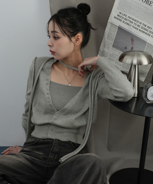 Ulysses(ユリシス)の「チョーカー付きボタンデザインカーディガン×キャミセット(カーディガン/ボレロ・レディース・ベージュ/グレー・F)」の1枚目の写真