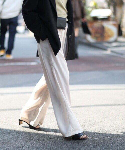 MAQWEL（マクウェル）の「《セットアップ対応》【MAQWEL/マクウェル】ウォッシャブルサテンパンツ（その他パンツ・レディース・ブラック/ダークブラウン/オフホワイト・M/S）」の2枚目の写真