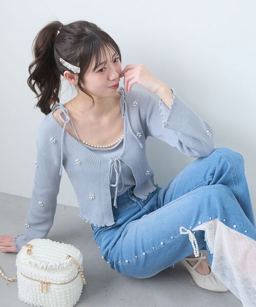 MAJESTIC LEGON（マジェスティックレゴン）の「キャミセットフラワーパールカーディガン（カーディガン/ボレロ・レディース・イエロー/グレー/ピンク/ブラック/アイボリー・MEDIUM）」の3枚目の写真