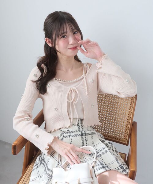 MAJESTIC LEGON（マジェスティックレゴン）の「キャミセットフラワーパールカーディガン（カーディガン/ボレロ・レディース・イエロー/グレー/ピンク/ブラック/アイボリー・MEDIUM）」の5枚目の写真