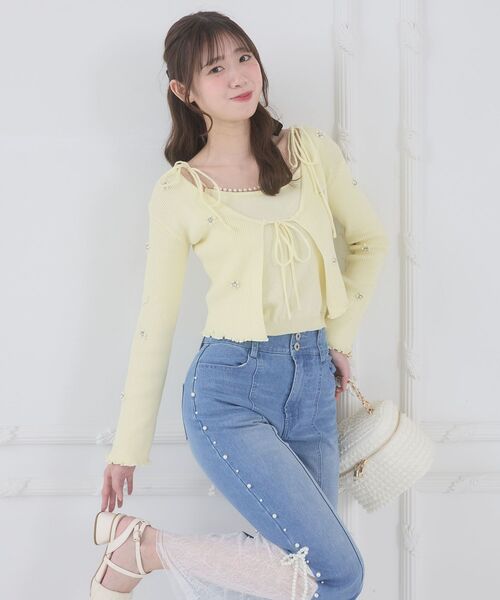 MAJESTIC LEGON（マジェスティックレゴン）の「キャミセットフラワーパールカーディガン（カーディガン/ボレロ・レディース・イエロー/グレー/ピンク/ブラック/アイボリー・MEDIUM）」の4枚目の写真