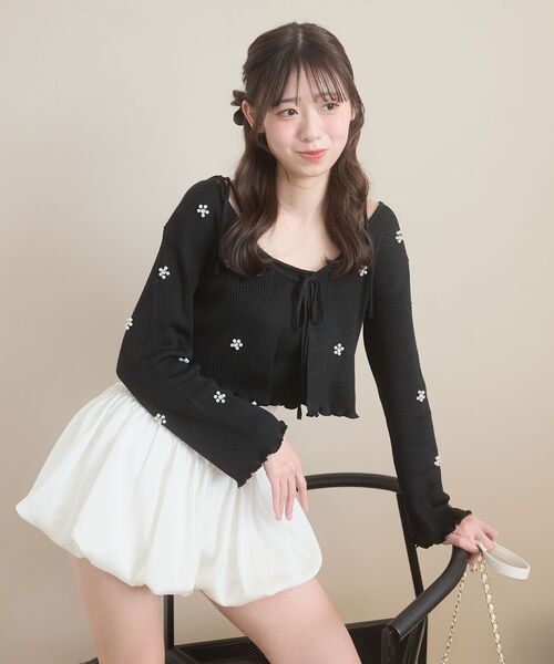 MAJESTIC LEGON（マジェスティックレゴン）の「キャミセットフラワーパールカーディガン（カーディガン/ボレロ・レディース・イエロー/グレー/ピンク/ブラック/アイボリー・MEDIUM）」の2枚目の写真