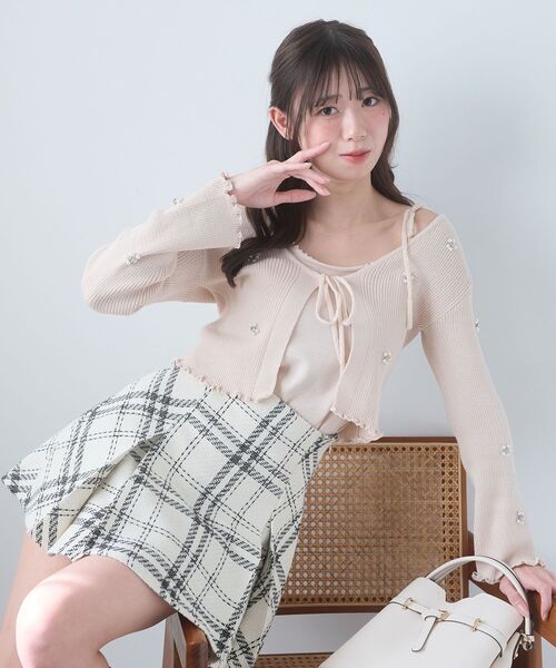 MAJESTIC LEGON（マジェスティックレゴン）の「キャミセットフラワーパールカーディガン（カーディガン/ボレロ・レディース・イエロー/グレー/ピンク/ブラック/アイボリー・MEDIUM）」の16枚目の写真