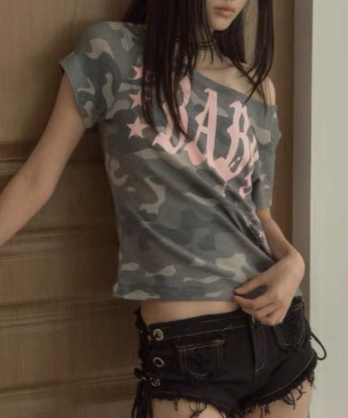 ViViDAY(ビビデー)の「フロント英字&星ロゴ カモフラ柄ショートtシャツ(Tシャツ/カットソー・レディース・カーキ/ピンク/ホワイト・M)」の5枚目の写真
