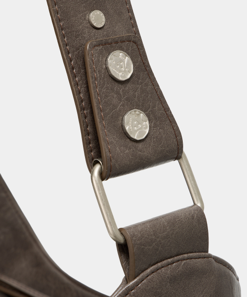 ETRE AU SOMMET（エトレオソメ）の「Strap Belt Eyelet Cross Big Bag (Brown)（ショルダーバッグ・レディース・その他・FREE）」の8枚目の写真