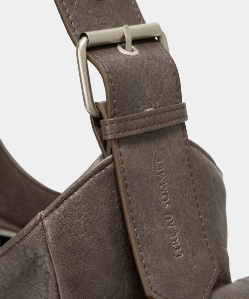 ETRE AU SOMMET（エトレオソメ）の「Strap Belt Eyelet Cross Big Bag (Brown)（ショルダーバッグ・レディース・その他・FREE）」の9枚目の写真