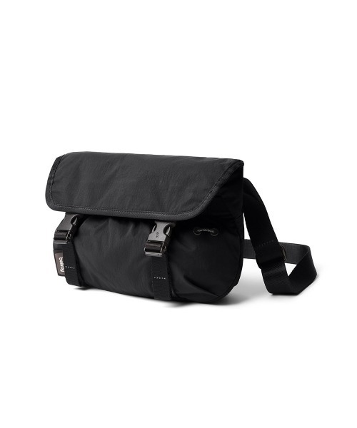 Bellroy(ベルロイ)の「Bellroy-メッセンジャーバッグ Cinch Mini Messenger Bag(メッセンジャーバッグ・メンズ・ブラック/ライトグリーン/バーガンディー・ONE SIZE/ONESIZE)」の1枚目の写真