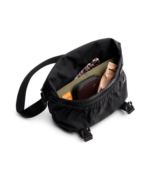 Bellroy(ベルロイ)の「Bellroy-メッセンジャーバッグ Cinch Mini Messenger Bag(メッセンジャーバッグ・メンズ・ブラック/ライトグリーン/バーガンディー・ONE SIZE/ONESIZE)」の5枚目の写真