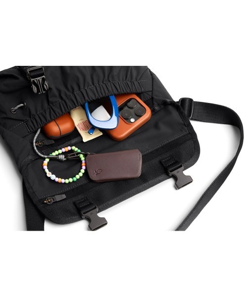 Bellroy(ベルロイ)の「Bellroy-メッセンジャーバッグ Cinch Mini Messenger Bag(メッセンジャーバッグ・メンズ・ブラック/ライトグリーン/バーガンディー・ONE SIZE/ONESIZE)」の6枚目の写真
