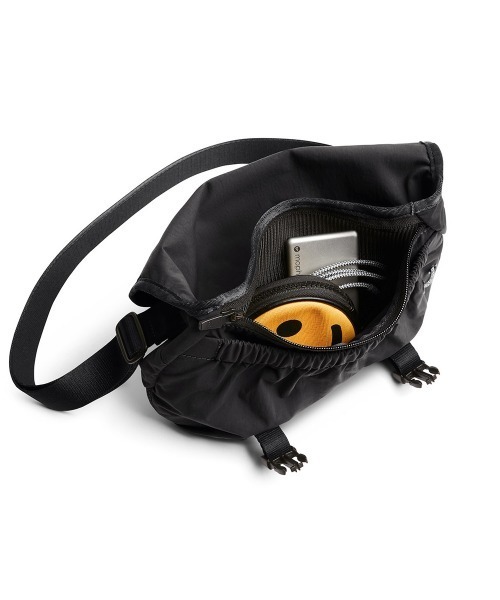 Bellroy(ベルロイ)の「Bellroy-メッセンジャーバッグ Cinch Mini Messenger Bag(メッセンジャーバッグ・メンズ・ブラック/ライトグリーン/バーガンディー・ONE SIZE/ONESIZE)」の7枚目の写真