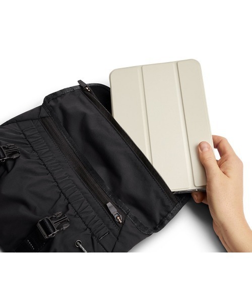 Bellroy(ベルロイ)の「Bellroy-メッセンジャーバッグ Cinch Mini Messenger Bag(メッセンジャーバッグ・メンズ・ブラック/ライトグリーン/バーガンディー・ONE SIZE/ONESIZE)」の8枚目の写真