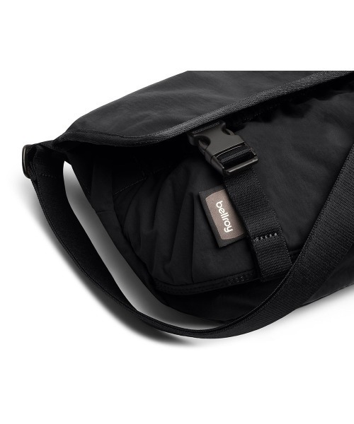 Bellroy(ベルロイ)の「Bellroy-メッセンジャーバッグ Cinch Mini Messenger Bag(メッセンジャーバッグ・メンズ・ブラック/ライトグリーン/バーガンディー・ONE SIZE/ONESIZE)」の9枚目の写真