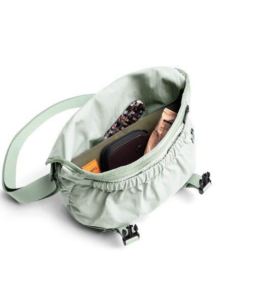 Bellroy(ベルロイ)の「Bellroy-メッセンジャーバッグ Cinch Mini Messenger Bag(メッセンジャーバッグ・メンズ・ブラック/ライトグリーン/バーガンディー・ONE SIZE/ONESIZE)」の12枚目の写真