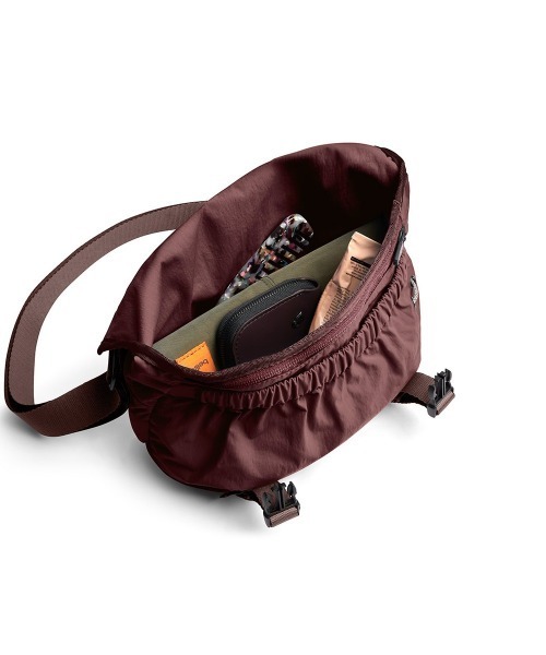 Bellroy(ベルロイ)の「Bellroy-メッセンジャーバッグ Cinch Mini Messenger Bag(メッセンジャーバッグ・メンズ・ブラック/ライトグリーン/バーガンディー・ONE SIZE/ONESIZE)」の13枚目の写真