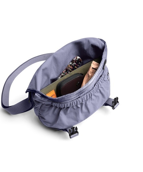 Bellroy(ベルロイ)の「Bellroy-メッセンジャーバッグ Cinch Mini Messenger Bag(メッセンジャーバッグ・メンズ・ブラック/ライトグリーン/バーガンディー・ONE SIZE/ONESIZE)」の19枚目の写真