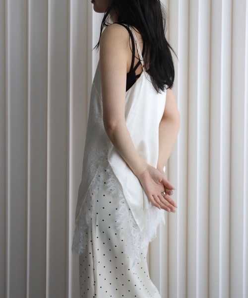 YENNA(イェンナ)の「レーストリムキャミ/レイヤードサテンチュニック/スリップドレス(キャミソール・レディース・ブラック/アイボリー・FREE)」の13枚目の写真