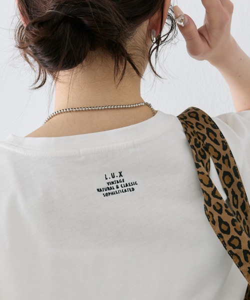 PUAL CE CIN（ピュアルセシン）の「汗ジミ防止加工ワンポイントロゴ刺繍Tシャツ（Tシャツ/カットソー・レディース・スミクロ/ベージュ/オフホワイト・FREE）」の6枚目の写真