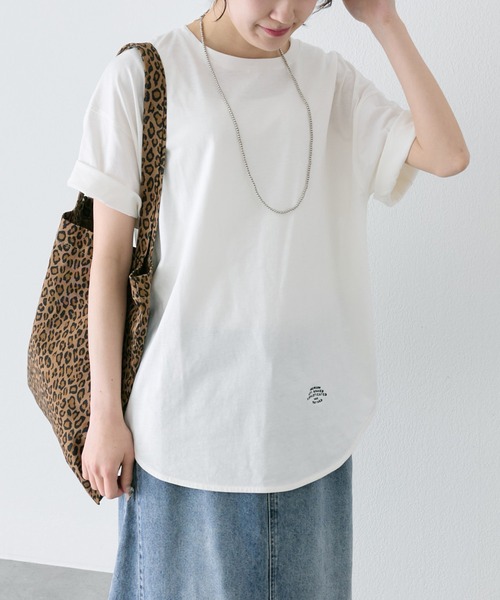 PUAL CE CIN（ピュアルセシン）の「汗ジミ防止加工ワンポイントロゴ刺繍Tシャツ（Tシャツ/カットソー・レディース・スミクロ/ベージュ/オフホワイト・FREE）」の4枚目の写真