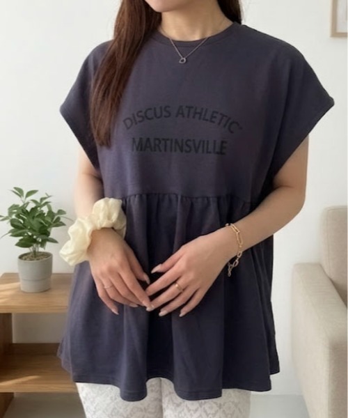 Maison Calme(メゾンカルム)の「【26年春夏新作】ワイドペプラムノースリーブカレッジロゴTシャツ プレーティング天竺(Tシャツ/カットソー・レディース・ホワイト/ブラック/ネイビー・M)」の1枚目の写真