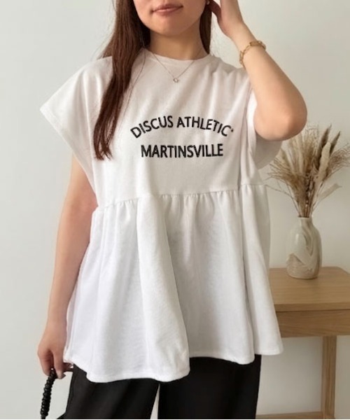 Maison Calme(メゾンカルム)の「【26年春夏新作】ワイドペプラムノースリーブカレッジロゴTシャツ プレーティング天竺(Tシャツ/カットソー・レディース・ホワイト/ブラック/ネイビー・M)」の2枚目の写真