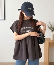 【26年春夏新作】ワイドペプラムノースリーブカレッジロゴTシャツ プレーティング天竺