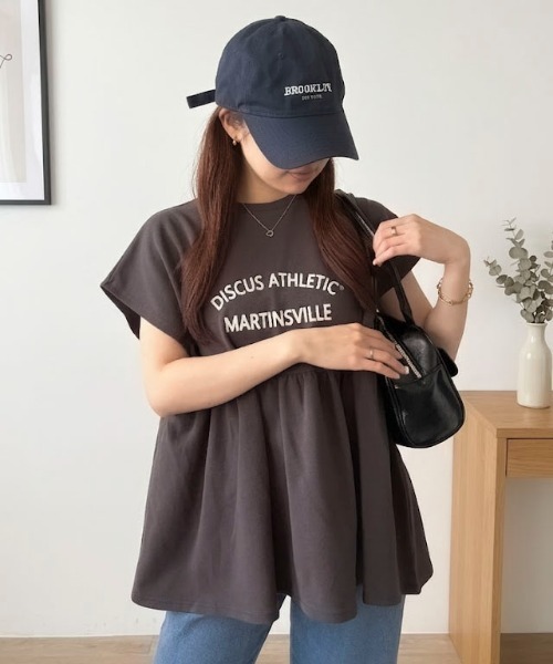 Maison Calme(メゾンカルム)の「【26年春夏新作】ワイドペプラムノースリーブカレッジロゴTシャツ プレーティング天竺(Tシャツ/カットソー・レディース・ホワイト/ブラック/ネイビー・M)」の3枚目の写真