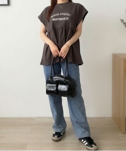 Maison Calme(メゾンカルム)の「【26年春夏新作】ワイドペプラムノースリーブカレッジロゴTシャツ プレーティング天竺(Tシャツ/カットソー・レディース・ホワイト/ブラック/ネイビー・M)」の9枚目の写真