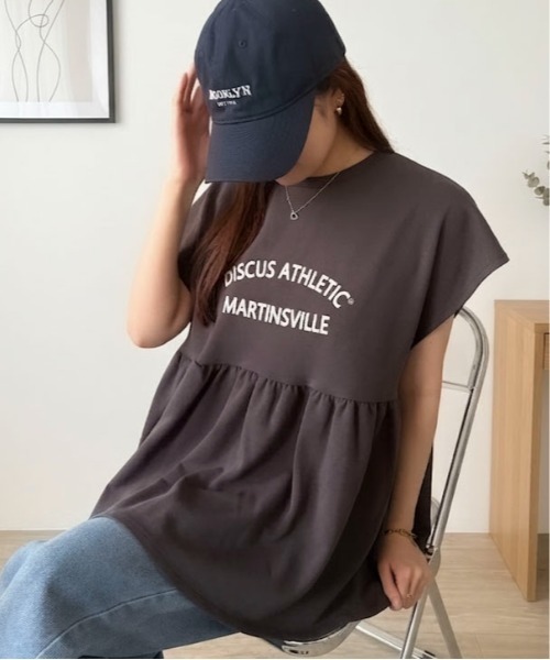 Maison Calme(メゾンカルム)の「【26年春夏新作】ワイドペプラムノースリーブカレッジロゴTシャツ プレーティング天竺(Tシャツ/カットソー・レディース・ホワイト/ブラック/ネイビー・M)」の17枚目の写真