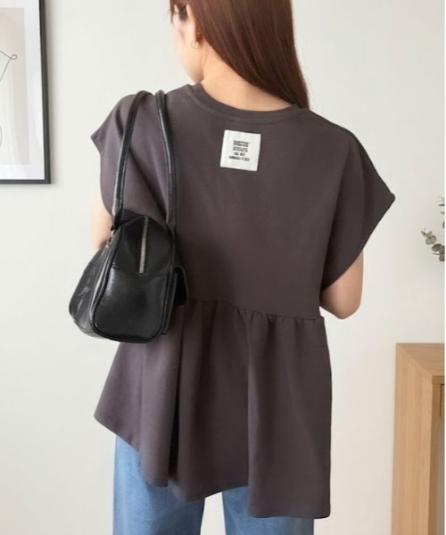 Maison Calme(メゾンカルム)の「【26年春夏新作】ワイドペプラムノースリーブカレッジロゴTシャツ プレーティング天竺(Tシャツ/カットソー・レディース・ホワイト/ブラック/ネイビー・M)」の20枚目の写真