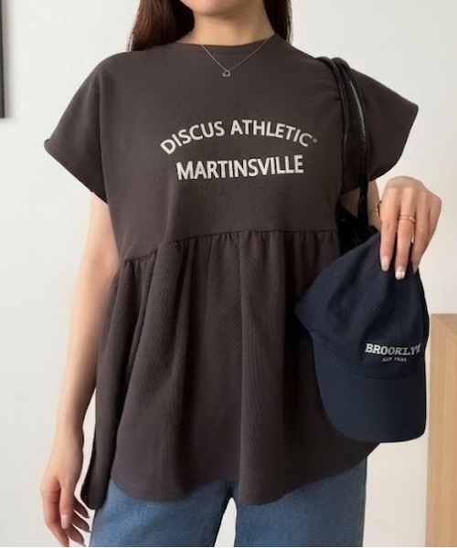 Maison Calme(メゾンカルム)の「【26年春夏新作】ワイドペプラムノースリーブカレッジロゴTシャツ プレーティング天竺(Tシャツ/カットソー・レディース・ホワイト/ブラック/ネイビー・M)」の22枚目の写真