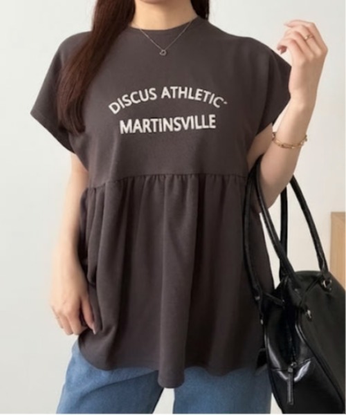 Maison Calme(メゾンカルム)の「【26年春夏新作】ワイドペプラムノースリーブカレッジロゴTシャツ プレーティング天竺(Tシャツ/カットソー・レディース・ホワイト/ブラック/ネイビー・M)」の8枚目の写真