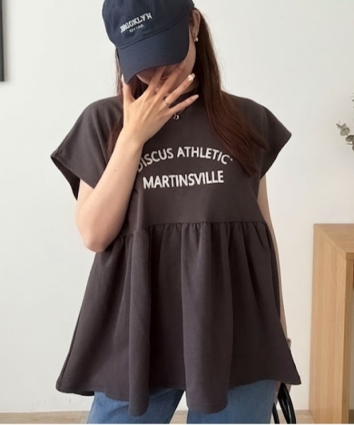 Maison Calme(メゾンカルム)の「【26年春夏新作】ワイドペプラムノースリーブカレッジロゴTシャツ プレーティング天竺(Tシャツ/カットソー・レディース・ホワイト/ブラック/ネイビー・M)」の7枚目の写真