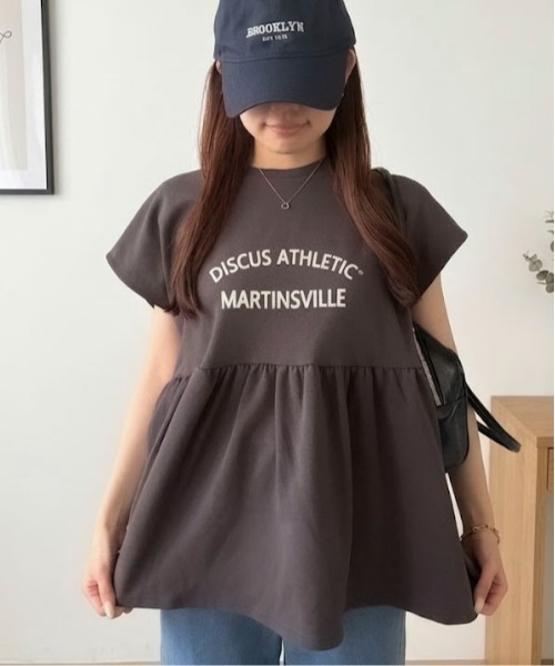 Maison Calme(メゾンカルム)の「【26年春夏新作】ワイドペプラムノースリーブカレッジロゴTシャツ プレーティング天竺(Tシャツ/カットソー・レディース・ホワイト/ブラック/ネイビー・M)」の19枚目の写真