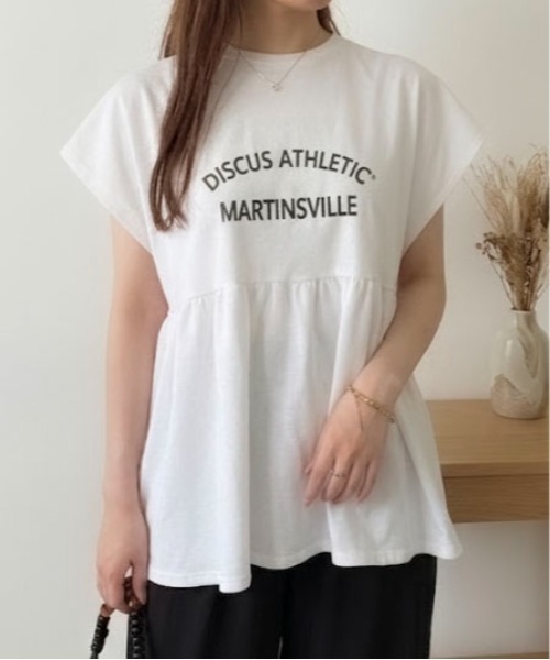 Maison Calme(メゾンカルム)の「【26年春夏新作】ワイドペプラムノースリーブカレッジロゴTシャツ プレーティング天竺(Tシャツ/カットソー・レディース・ホワイト/ブラック/ネイビー・M)」の14枚目の写真