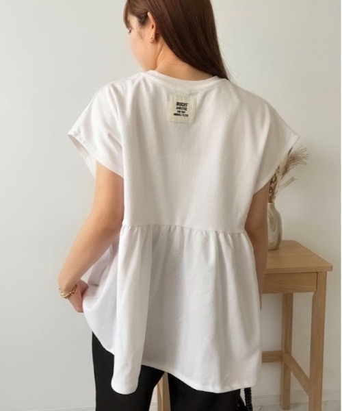 Maison Calme(メゾンカルム)の「【26年春夏新作】ワイドペプラムノースリーブカレッジロゴTシャツ プレーティング天竺(Tシャツ/カットソー・レディース・ホワイト/ブラック/ネイビー・M)」の5枚目の写真