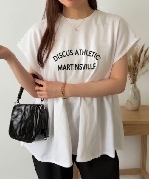 Maison Calme(メゾンカルム)の「【26年春夏新作】ワイドペプラムノースリーブカレッジロゴTシャツ プレーティング天竺(Tシャツ/カットソー・レディース・ホワイト/ブラック/ネイビー・M)」の13枚目の写真