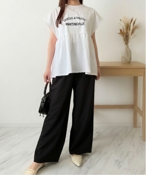 Maison Calme(メゾンカルム)の「【26年春夏新作】ワイドペプラムノースリーブカレッジロゴTシャツ プレーティング天竺(Tシャツ/カットソー・レディース・ホワイト/ブラック/ネイビー・M)」の16枚目の写真