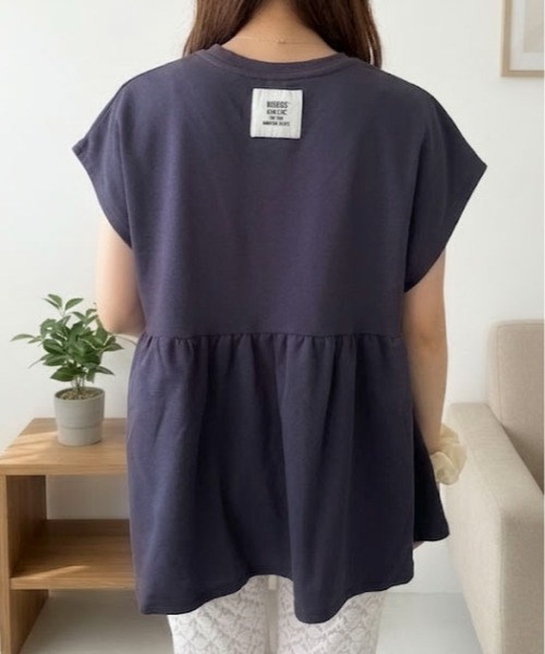 Maison Calme(メゾンカルム)の「【26年春夏新作】ワイドペプラムノースリーブカレッジロゴTシャツ プレーティング天竺(Tシャツ/カットソー・レディース・ホワイト/ブラック/ネイビー・M)」の10枚目の写真