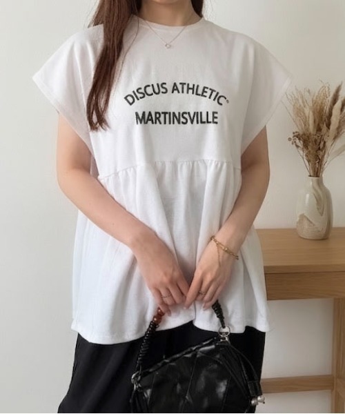 Maison Calme(メゾンカルム)の「【26年春夏新作】ワイドペプラムノースリーブカレッジロゴTシャツ プレーティング天竺(Tシャツ/カットソー・レディース・ホワイト/ブラック/ネイビー・M)」の4枚目の写真