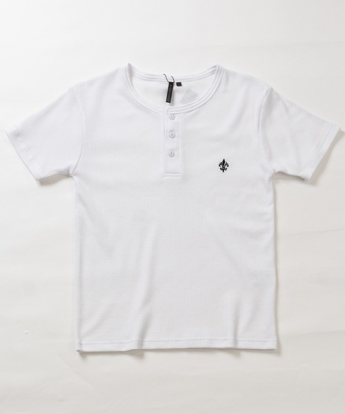 JOHN'S CLOSET(ジョンズクローゼット)の「【13】ワンポイントクロス/ピグメント加工 ジャストフィット ワッフル ヘンリーネックTシャツ(Tシャツ/カットソー・メンズ・ブラック/レッド/ホワイト/チャコールグレー・SMALL/LARGE/MEDIUM)」の1枚目の写真