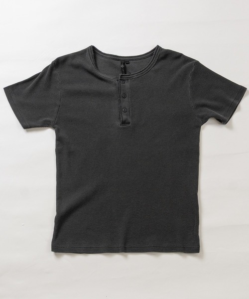JOHN'S CLOSET(ジョンズクローゼット)の「【13】ワンポイントクロス/ピグメント加工 ジャストフィット ワッフル ヘンリーネックTシャツ(Tシャツ/カットソー・メンズ・ブラック/レッド/ホワイト/チャコールグレー・SMALL/LARGE/MEDIUM)」の3枚目の写真