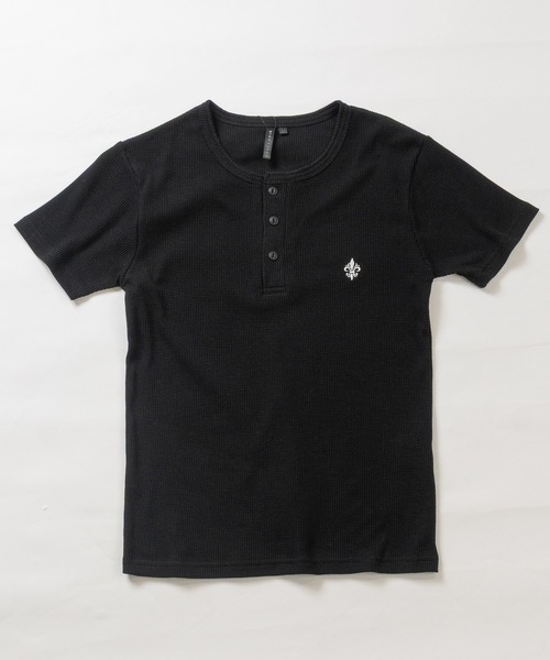 JOHN'S CLOSET(ジョンズクローゼット)の「【13】ワンポイントクロス/ピグメント加工 ジャストフィット ワッフル ヘンリーネックTシャツ(Tシャツ/カットソー・メンズ・ブラック/レッド/ホワイト/チャコールグレー・SMALL/LARGE/MEDIUM)」の2枚目の写真