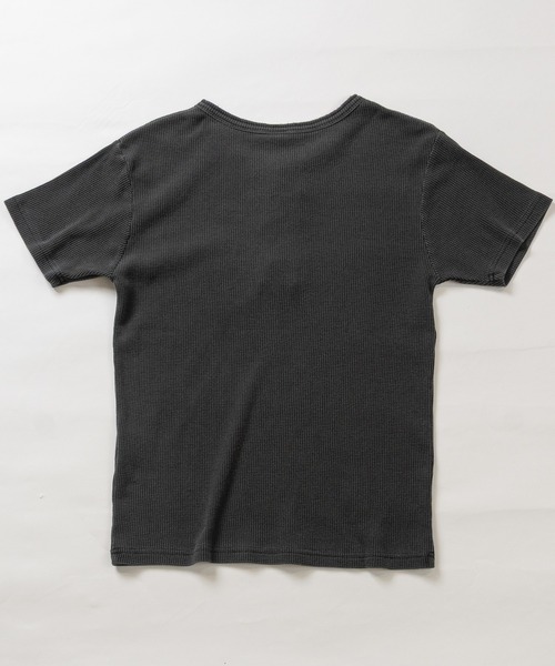 JOHN'S CLOSET(ジョンズクローゼット)の「【13】ワンポイントクロス/ピグメント加工 ジャストフィット ワッフル ヘンリーネックTシャツ(Tシャツ/カットソー・メンズ・ブラック/レッド/ホワイト/チャコールグレー・SMALL/LARGE/MEDIUM)」の16枚目の写真