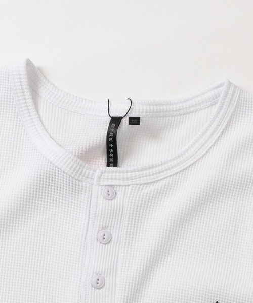 JOHN'S CLOSET(ジョンズクローゼット)の「【13】ワンポイントクロス/ピグメント加工 ジャストフィット ワッフル ヘンリーネックTシャツ(Tシャツ/カットソー・メンズ・ブラック/レッド/ホワイト/チャコールグレー・SMALL/LARGE/MEDIUM)」の5枚目の写真