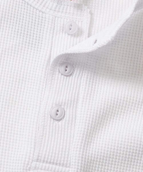 JOHN'S CLOSET(ジョンズクローゼット)の「【13】ワンポイントクロス/ピグメント加工 ジャストフィット ワッフル ヘンリーネックTシャツ(Tシャツ/カットソー・メンズ・ブラック/レッド/ホワイト/チャコールグレー・SMALL/LARGE/MEDIUM)」の6枚目の写真