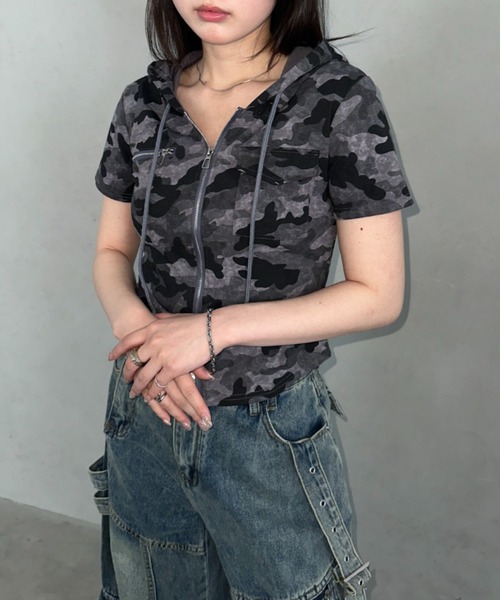 Bamm(バム)の「カモフラ柄ダブルジップ半袖フーディートップス(Tシャツ/カットソー・レディース・グレー/カーキ・FREE)」の4枚目の写真