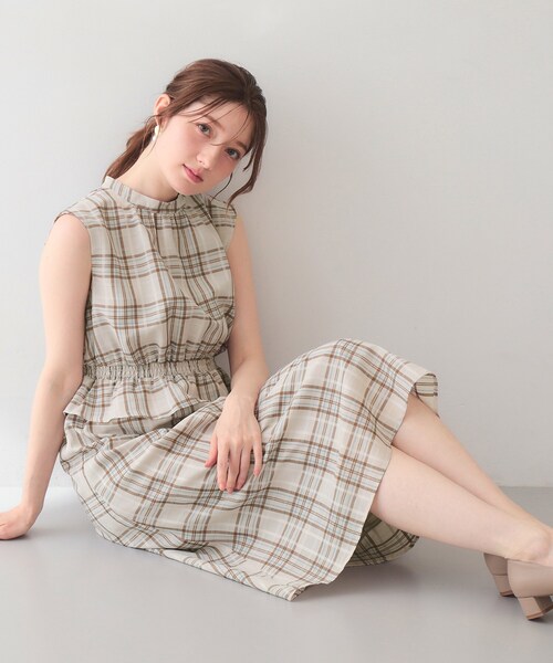 index(インデックス)の「シアーチェックミニペプラムワンピース【防シワ/洗濯機OK】(ワンピース・レディース・アイボリー系1/ネイビー/ベージュ系その他5・36/40/38)」の12枚目の写真